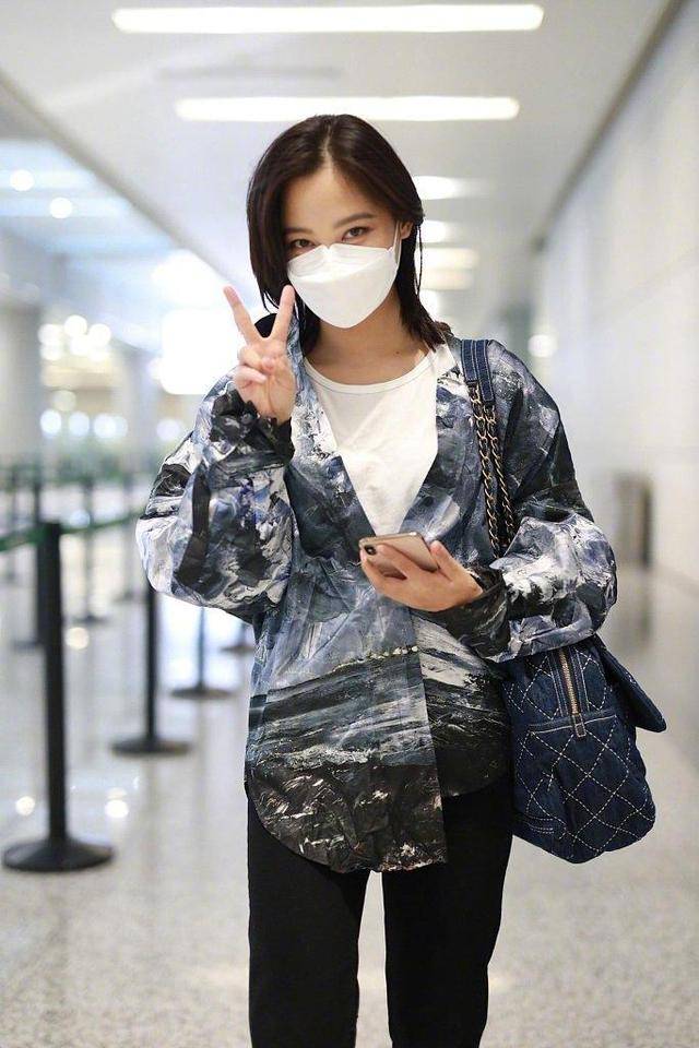 魅力 辛芷蕾气质真“绝”了,宽松外套配牛仔裤清爽舒适,难掩强大气场