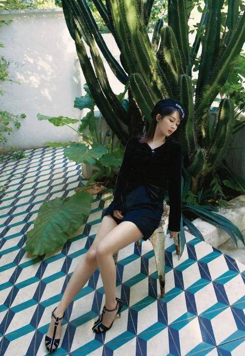 黑色 杨紫人美身材也好，一袭黑色紧身V领裙，戴贝雷帽甜美又温婉