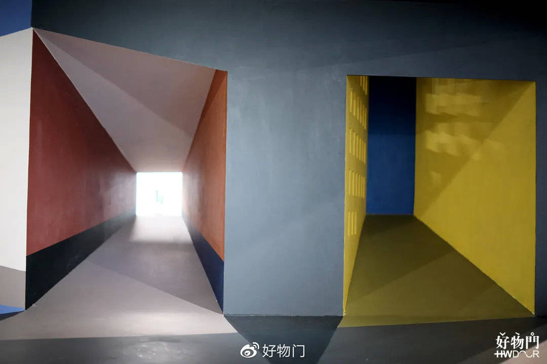 而当时的人们正热衷于对透视以及随之而来的强烈空间进深感的审美