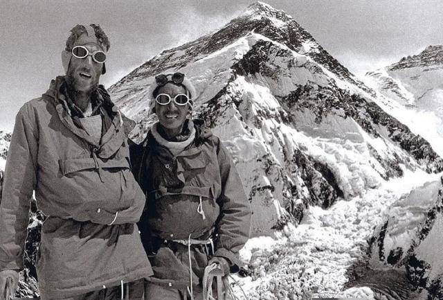 最早登上珠峰的,是1953年的埃德蒙·希拉里,丹增·诺尔盖.