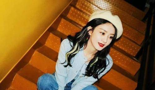 整体 走少女路线的赵丽颖,露脐针织衫晒酒杯腰,34岁不要太迷人