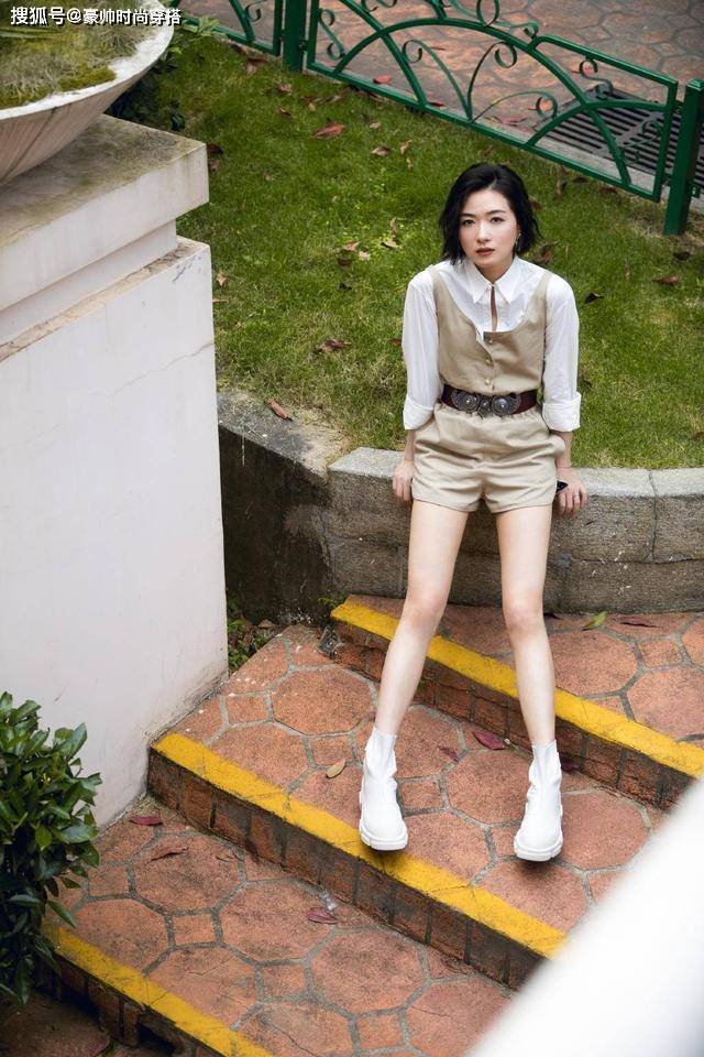 带着 万茜受伤后更会穿了，披格纹西装气场全开，脚上尖头短靴时髦高级