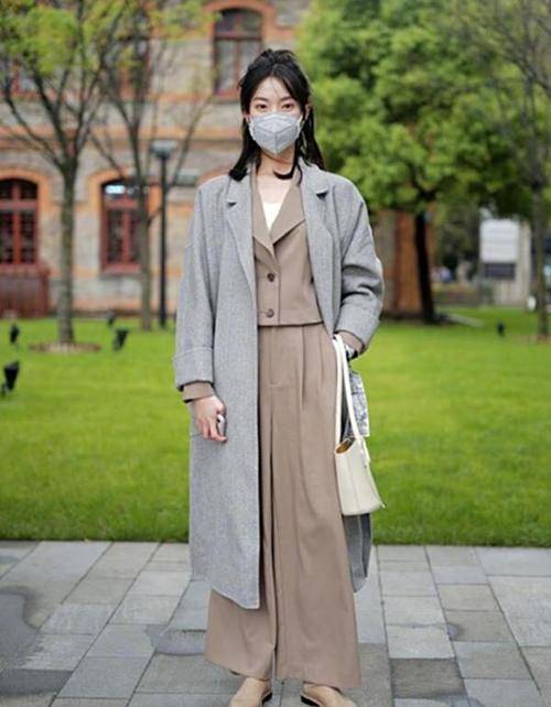 浅色 长大衣+阔腿裤,优雅高级,谁穿谁美