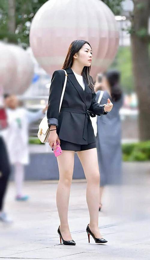 身材 初秋黑色小西装+短裤，显瘦显高还时髦，简约干练又气韵十足
