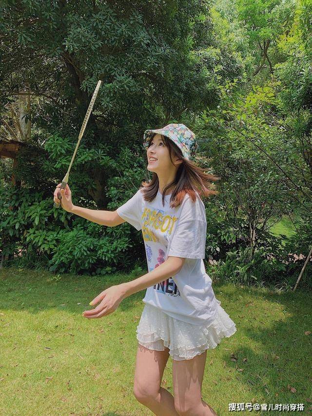 带着 陈赫娇妻张子萱好会穿，白T恤搭喇叭裤，活力清新哪像36岁俩娃妈