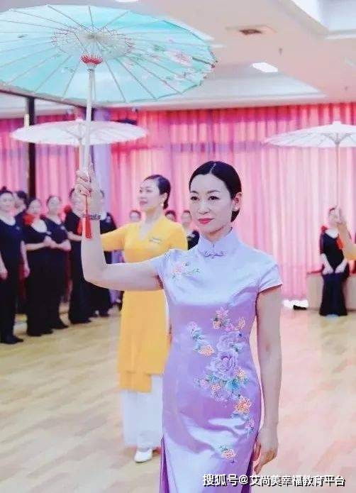 雅韵 雅韵旗袍进阶班 | 一半光阴绣花,一半绝代风华