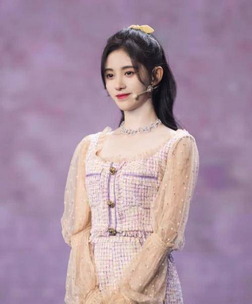 马尾 穿了那么多马丁靴，都不如鞠婧祎的一双“粉笔靴”，穿得腿老直了