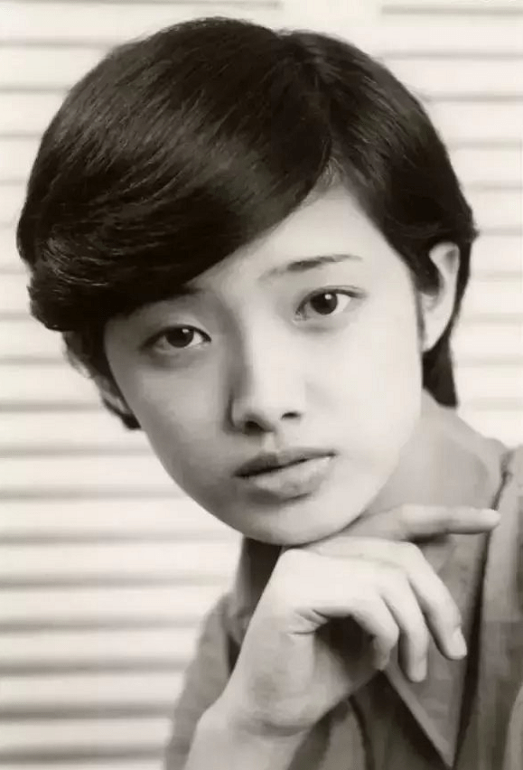 颜色 62岁山口百惠状态好真实，穿宽大衬衫拎买菜兜子，但气质仍很美