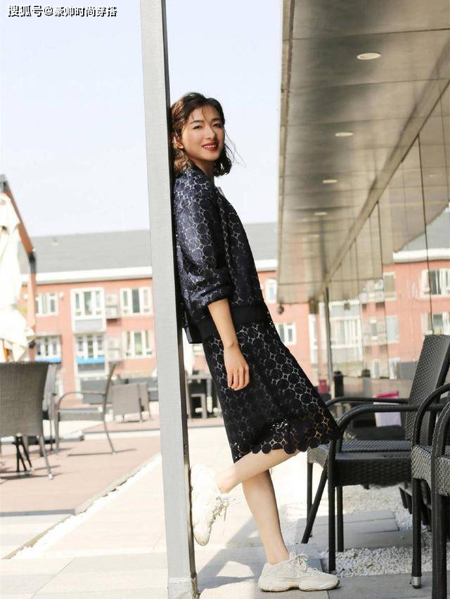 带着 万茜受伤后更会穿了，披格纹西装气场全开，脚上尖头短靴时髦高级
