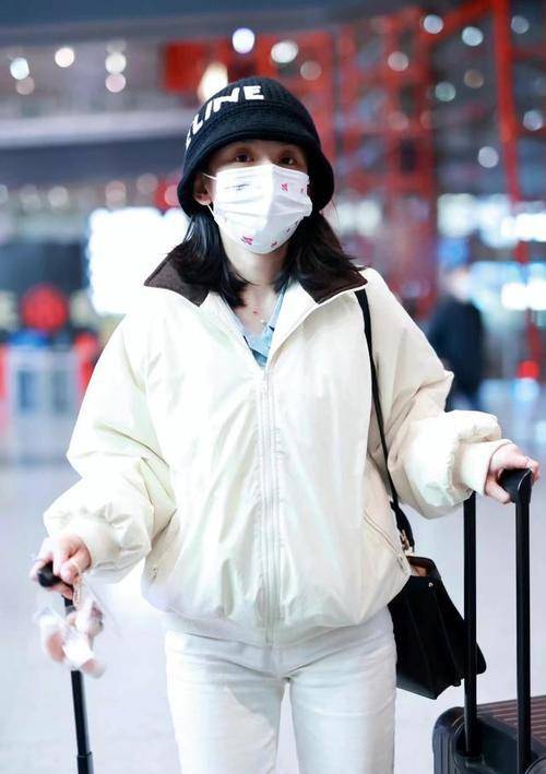 视觉 宋祖儿真没明星架子，走机场不用助理拉箱，棉服打扮学生样十足
