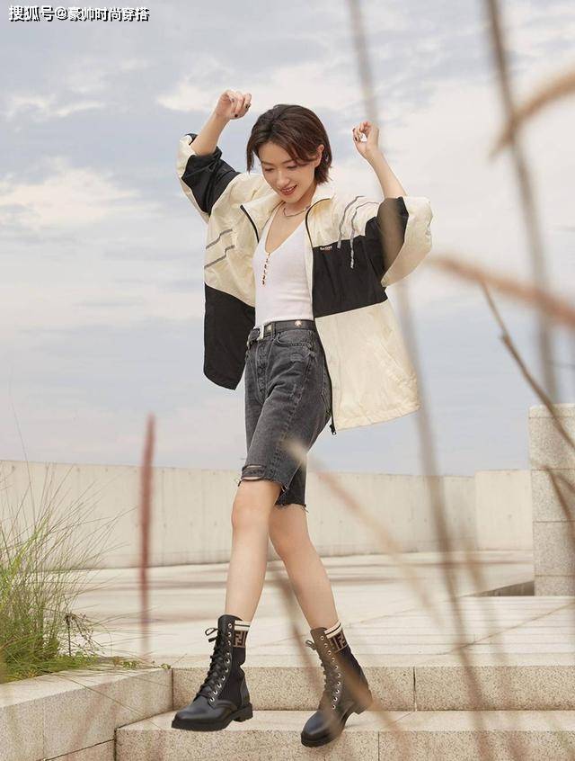 带着 万茜受伤后更会穿了，披格纹西装气场全开，脚上尖头短靴时髦高级