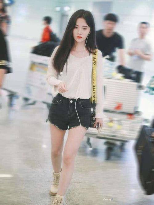 马尾 穿了那么多马丁靴，都不如鞠婧祎的一双“粉笔靴”，穿得腿老直了