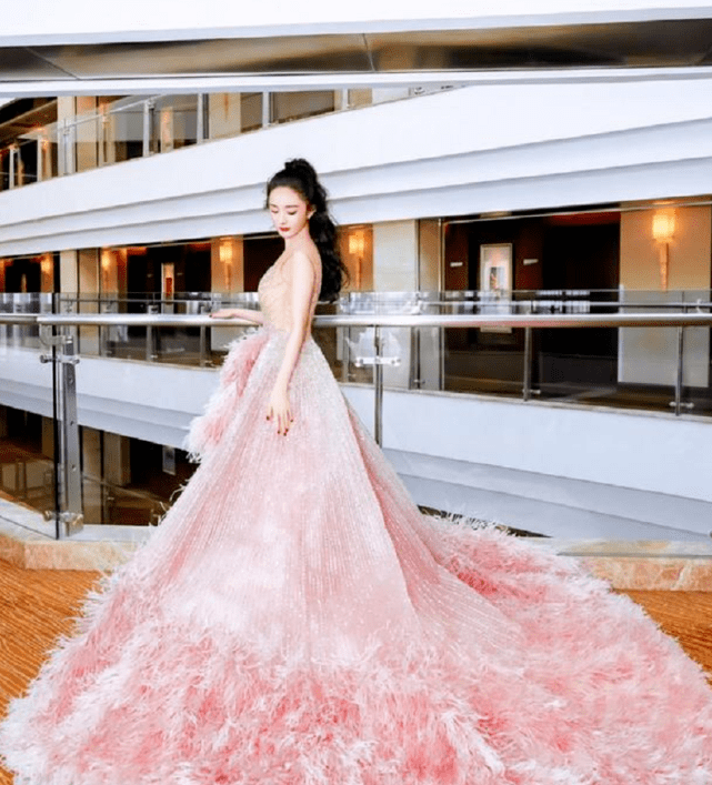 进行 杨幂艳福不浅！晚会大合影虽不站C位却美男环绕，穿羽毛裙变名媛