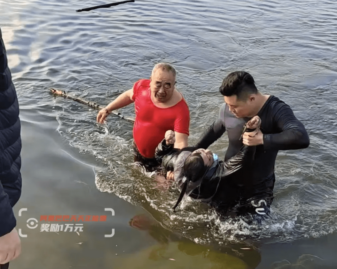 冰湖救人惊动全城,沈阳"红衣大爷"现身!女儿在家开"表彰会"_吴冰