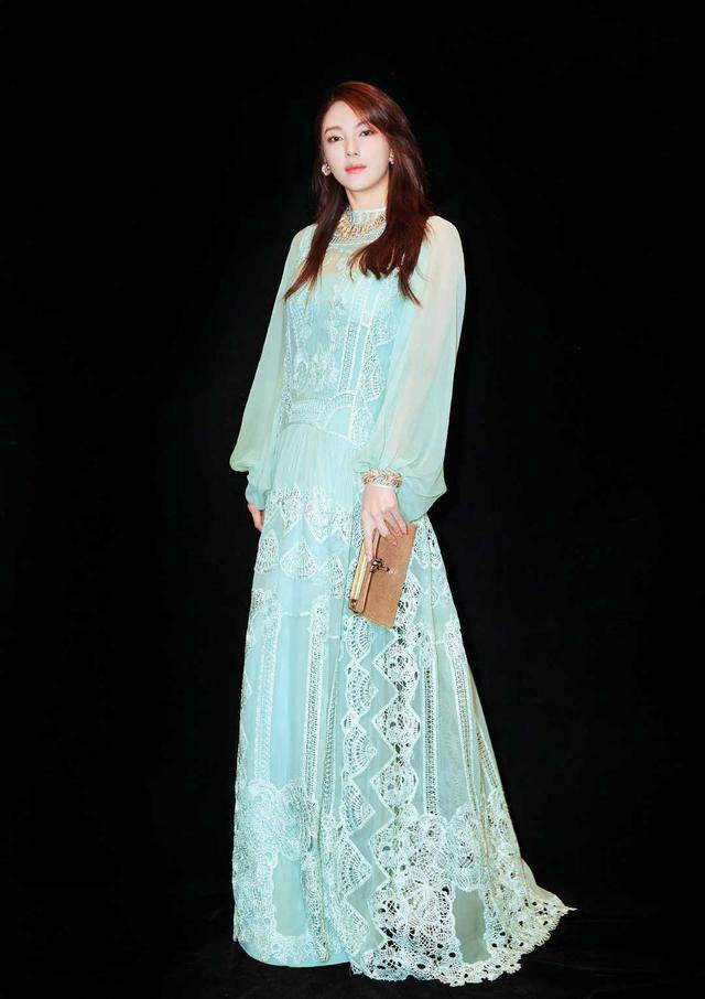 人间 张雨绮真是“人间尤物”，身穿红色亮片连衣裙张扬大气，精致高贵