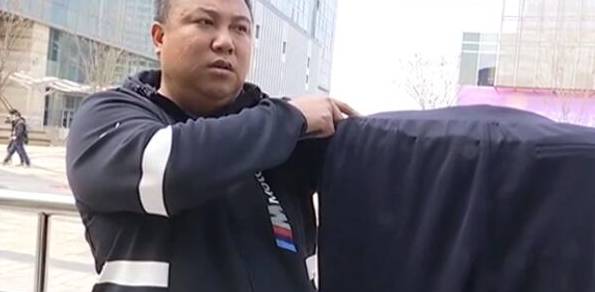 生活 男子花1500买的裤子，穿了2天感觉很丢脸，店长：免费帮你维修