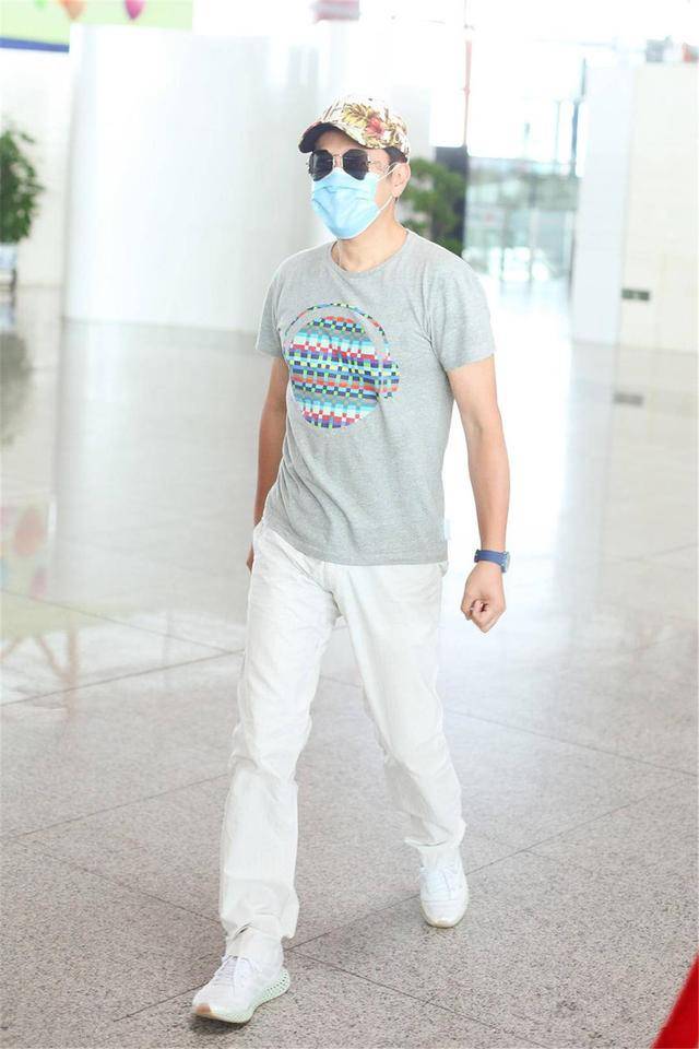 戴印|蔡国庆真不服老，53岁戴印花帽配白裤子显腿长，身材健壮仍如少年