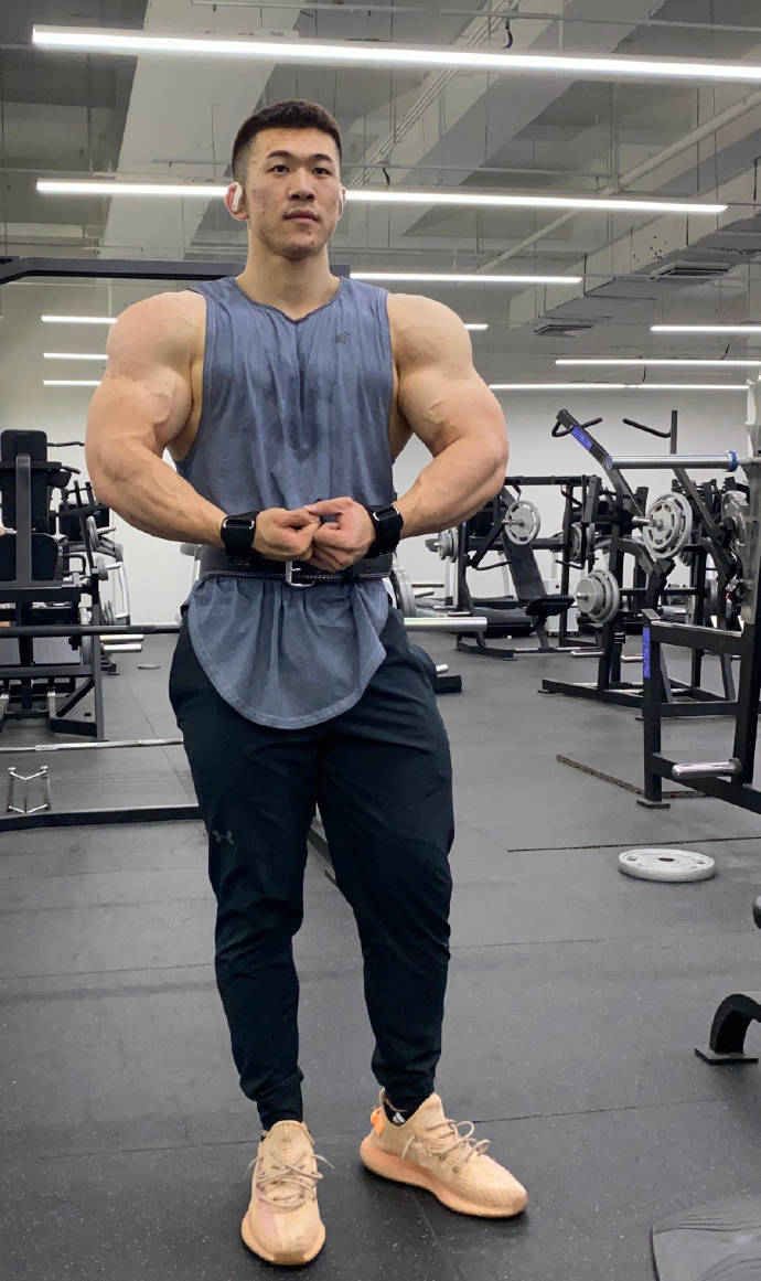 21岁北京大男孩热爱健身撸铁打造一身腱子肉胳膊壮到爆青筋