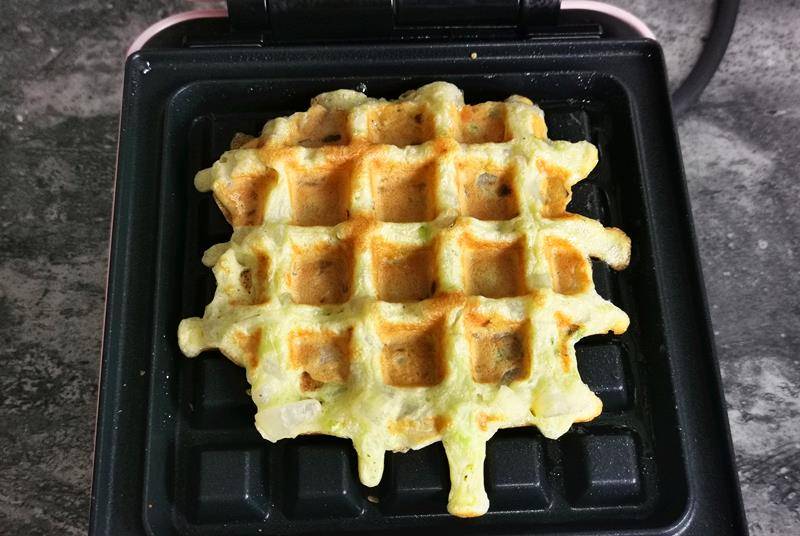 蔬菜|早餐这么做方便,蔬菜和蛋搅一搅,放锅中香味扑鼻,孩子抢着吃!