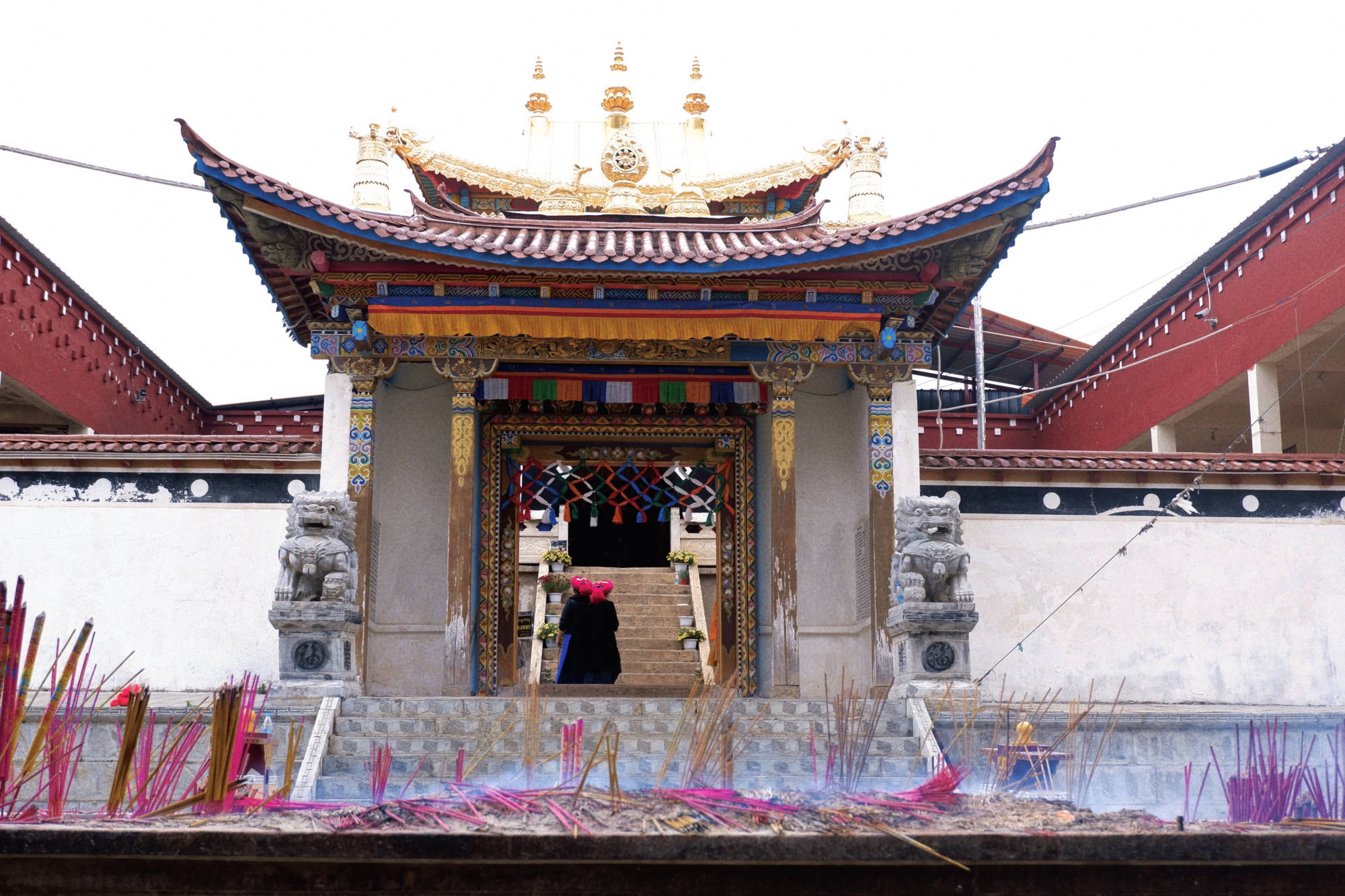 百鸡寺是香格里拉普通民众祭祀祈福的第一寺庙,它不同于松赞林寺,并不