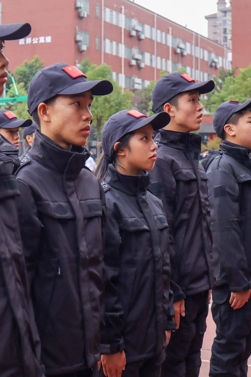 暖心守护用心护校我校举行护校队授装仪式