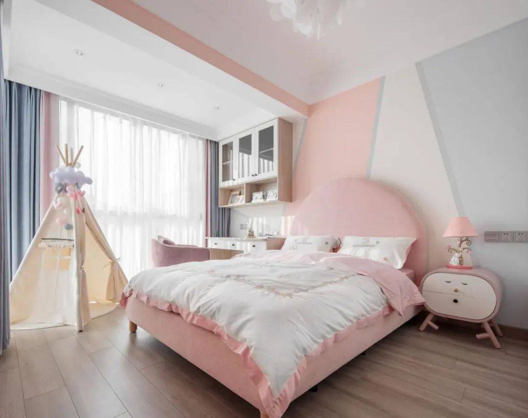 儿童房可以算是全屋最华丽的一块空间了,墙面用三种色彩做拼色处理