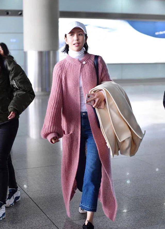 卫衣 38岁佟丽娅走机场太有亲和力，粉色开衫保暖又时髦