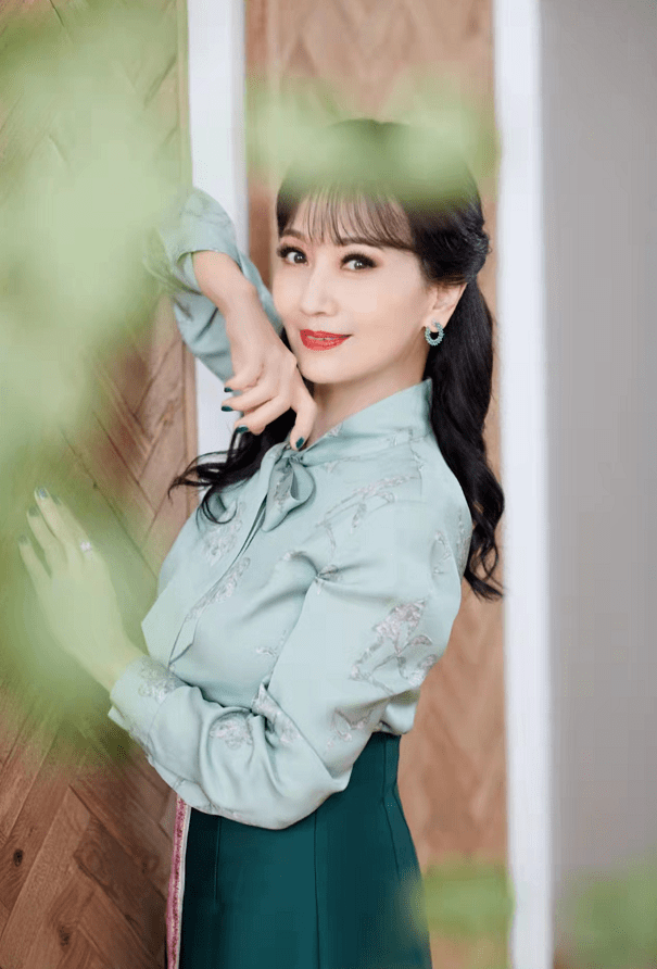 色彩 谁说老年人就不能时尚精致？学赵雅芝穿衣，让皱纹成为优雅代名词