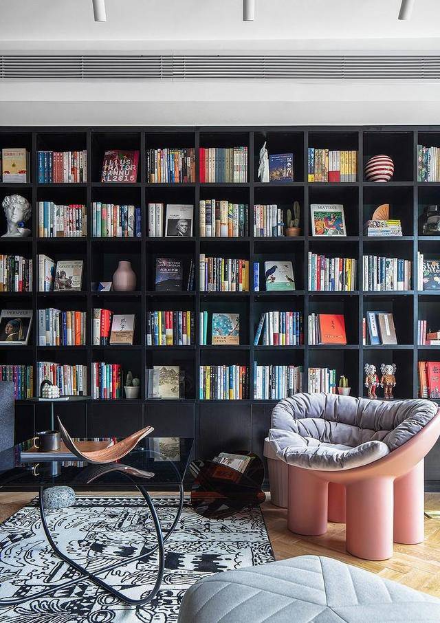 她70"去客厅化"之家,凭着书墙和庭院圈粉无数,网友:住不腻