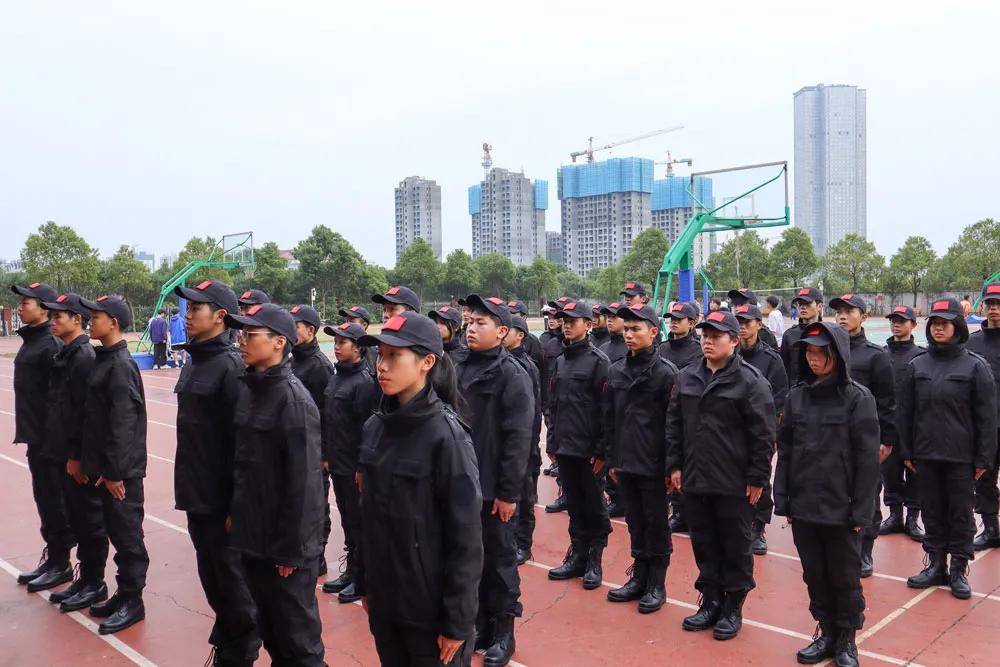 暖心守护用心护校我校举行护校队授装仪式