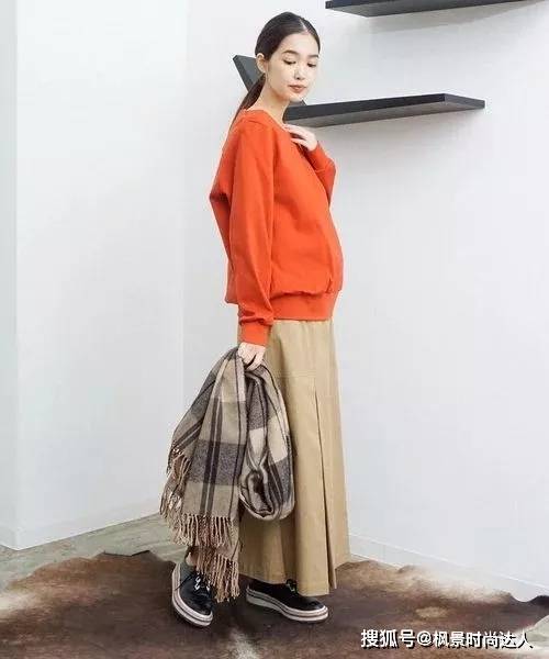 色调 挥别一成不变的深色调！这个冬天就里用橘色单品营造活泼感穿搭