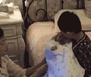 检查|哥哥一“碰”3个月妹妹，妹妹就大哭不已，宝妈检查被褥后痛哭