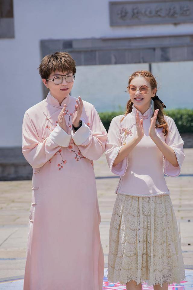 张雨绮 张雨绮穿旗袍上衣录《快本》，与吴昕同扮民国女学生，谁赢了