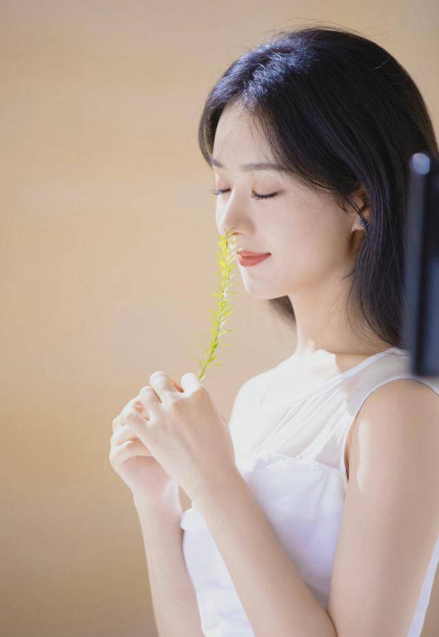 赵丽颖 赵丽颖不走御姐范更美!穿白裙仙气飘飘,披肩秀发宛如画中仙子