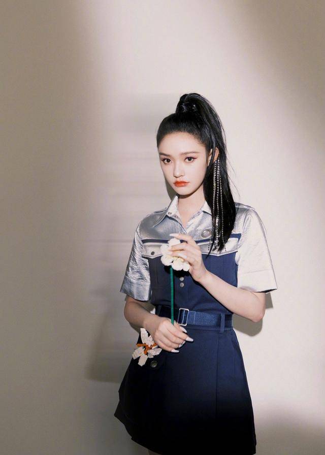 链条 林允不愧是星爷看中的人,穿衬衫裙秀腿不说,钻石链条马尾成亮点