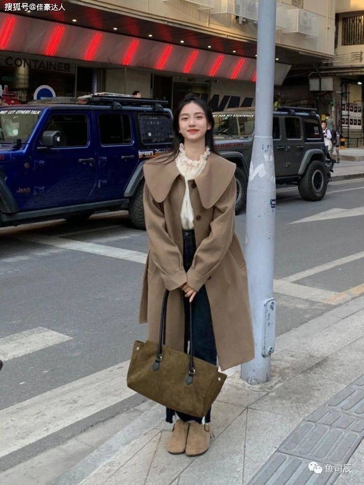 毛衣 冬天想要穿出高级感？灰色大衣搭配粉色毛衣高级又时尚，漂亮大方