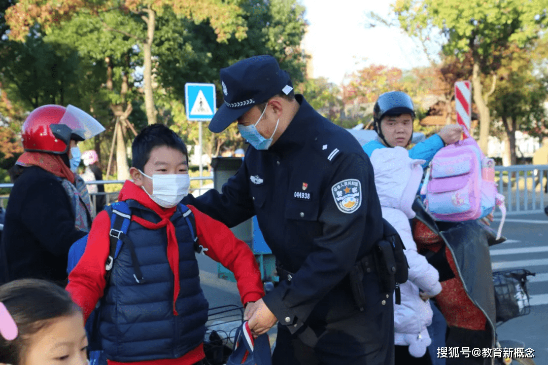护学岗守护校园平安路星浦崽上学记