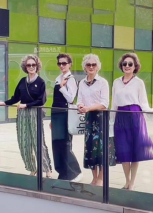 中老年 老年人不懂时尚?这群平均65岁的老年人的时尚穿搭,优雅好时髦