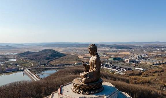 东北有座“世界最高”的青铜坐佛，耗资近4亿打造，门票100元