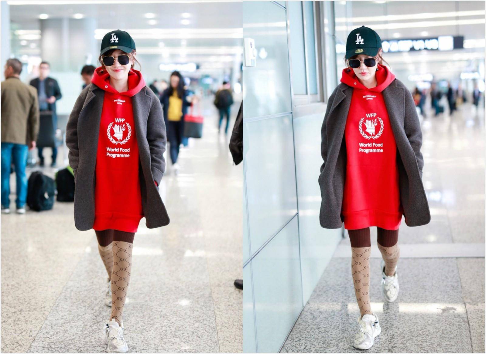 女友 她是胡歌前女友,穿T恤配长裙现身,微笑甜美似20岁少女