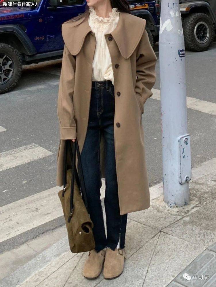 毛衣 冬天想要穿出高级感？灰色大衣搭配粉色毛衣高级又时尚，漂亮大方