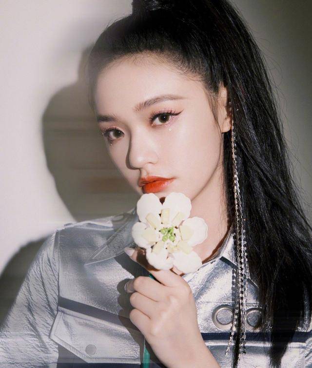 链条 林允不愧是星爷看中的人,穿衬衫裙秀腿不说,钻石链条马尾成亮点