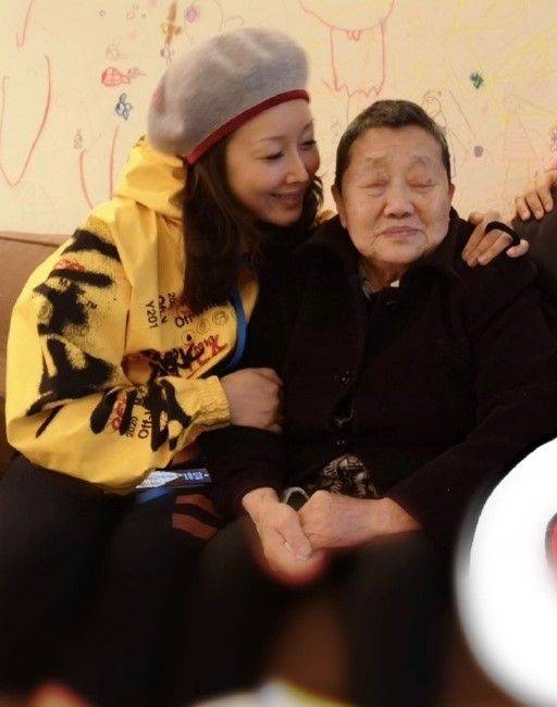 显得孙悦回老家探亲，素颜秃眉不掩饰瑕疵，自然脸是老但看着舒服！
