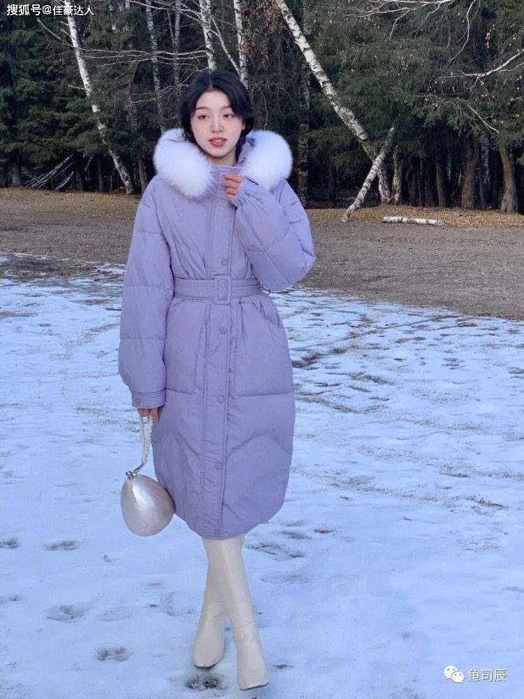 毛衣 冬天想要穿出高级感？灰色大衣搭配粉色毛衣高级又时尚，漂亮大方