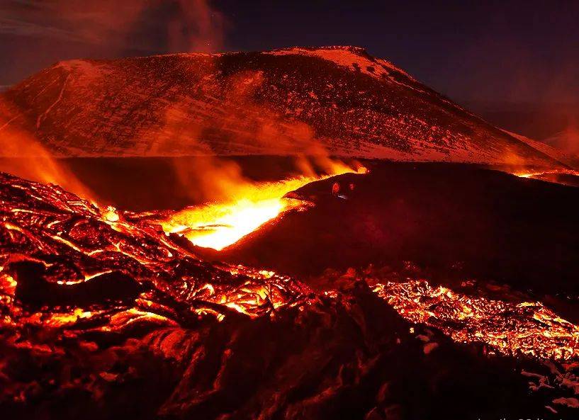 火山喷发岩浆