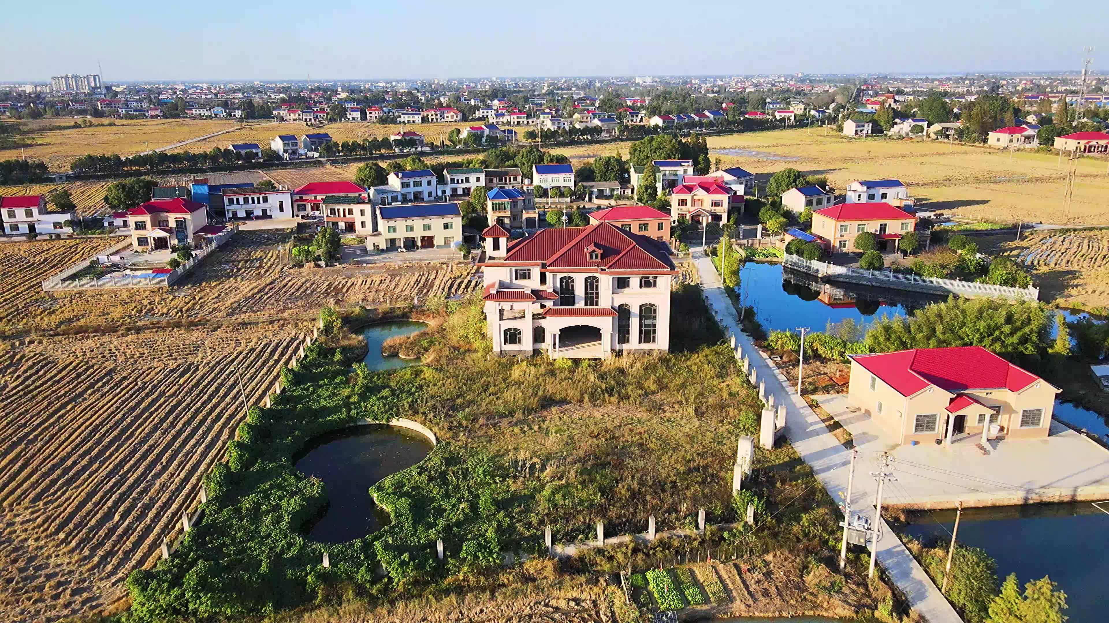 航拍湖南长沙郊区农村不知道为何原因小别墅荒废了挺可惜的