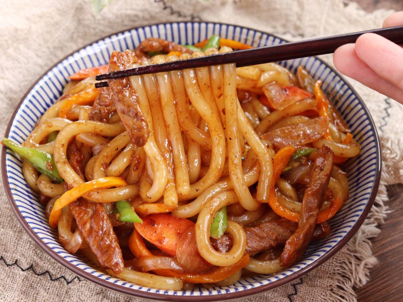 简单好上手,吃一口就忘不掉,黑椒味道浓郁,牛肉软,嫩不柴,土豆粉爽滑