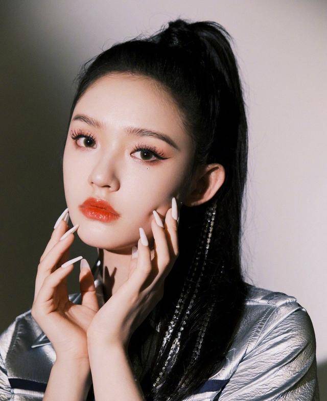 链条 林允不愧是星爷看中的人,穿衬衫裙秀腿不说,钻石链条马尾成亮点