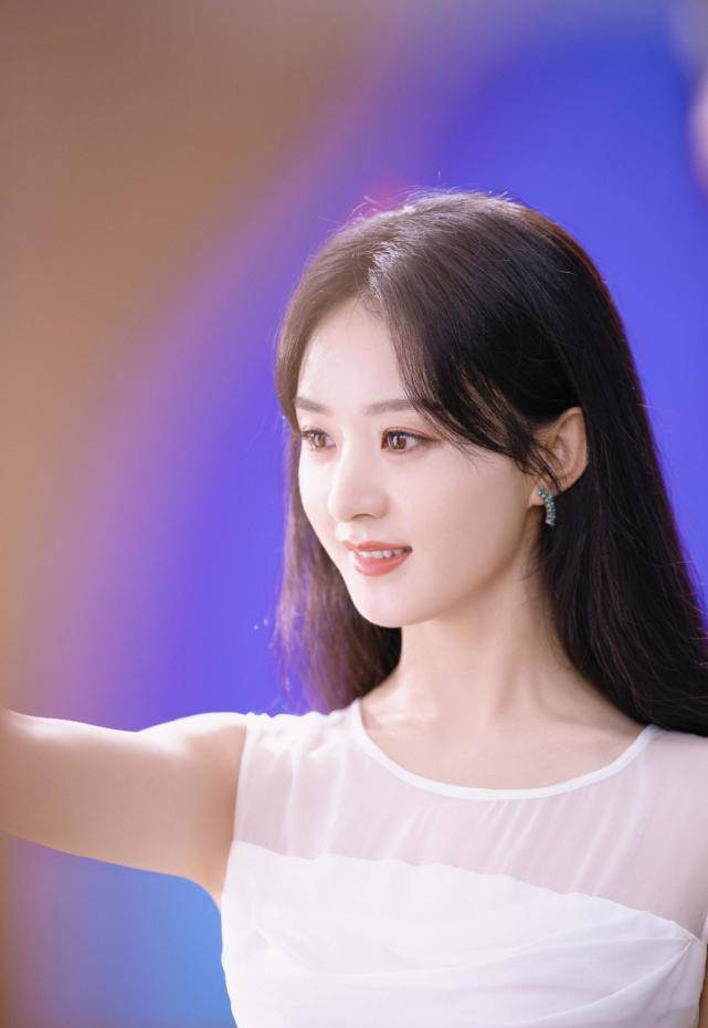 赵丽颖 赵丽颖不走御姐范更美!穿白裙仙气飘飘,披肩秀发宛如画中仙子