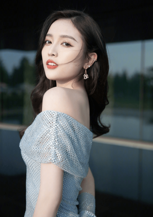 使用了 吴宣仪新发型太好看了！白色衬衣搭配西装裤，这一身越看越高级